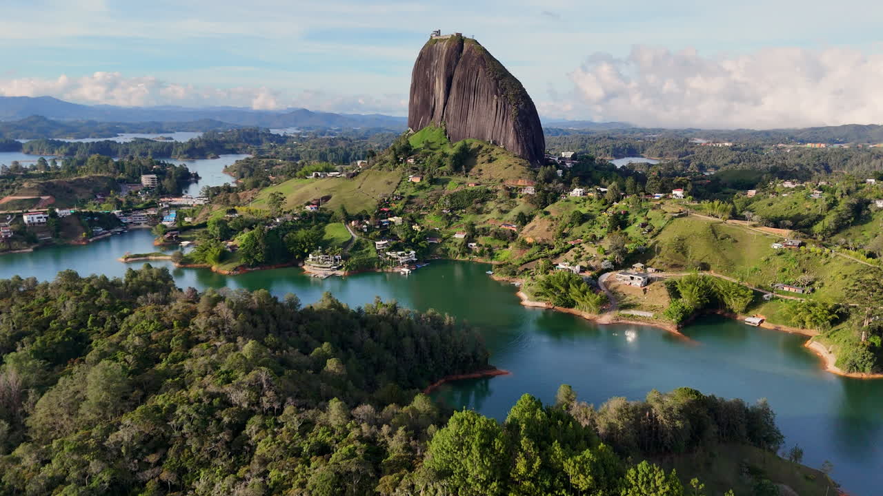 Panorama de drone da Pedra do Peñol (La Piedra) com vista para os lagos turquesa de Guatapé. Cenário cinematográfico da paisagem verde exuberante e ilhas no ambiente paradisíaco de Antioquia, Colômbia