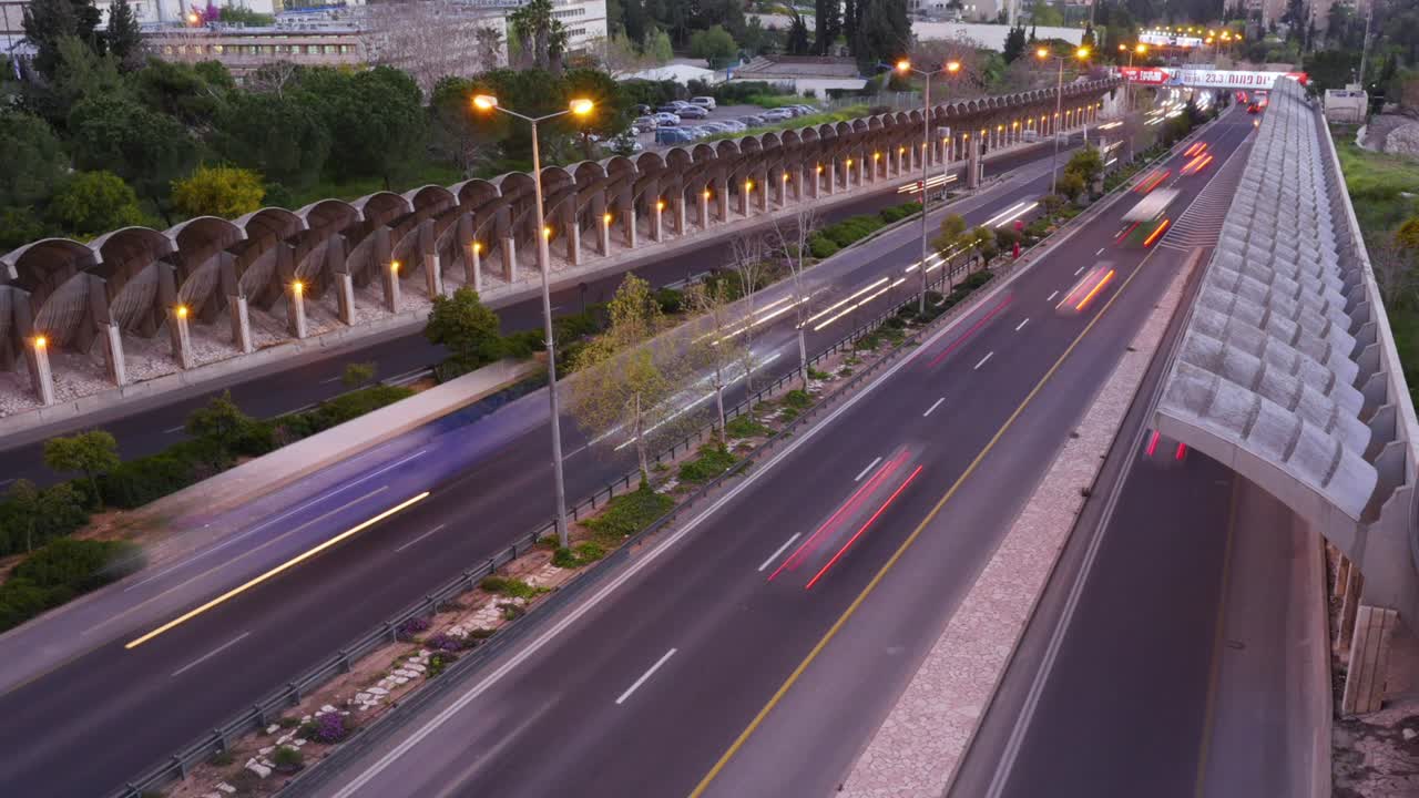 예루살렘의 시작 도로의 시간 경과 저녁 일몰, 빠르게 지나가는 자동차