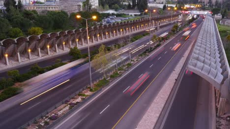 Lapso-De-Tiempo-Puesta-De-Sol-De-La-Carretera-De-Inicio-En-Jerusalén,-Coches-Pasando-Rápidamente