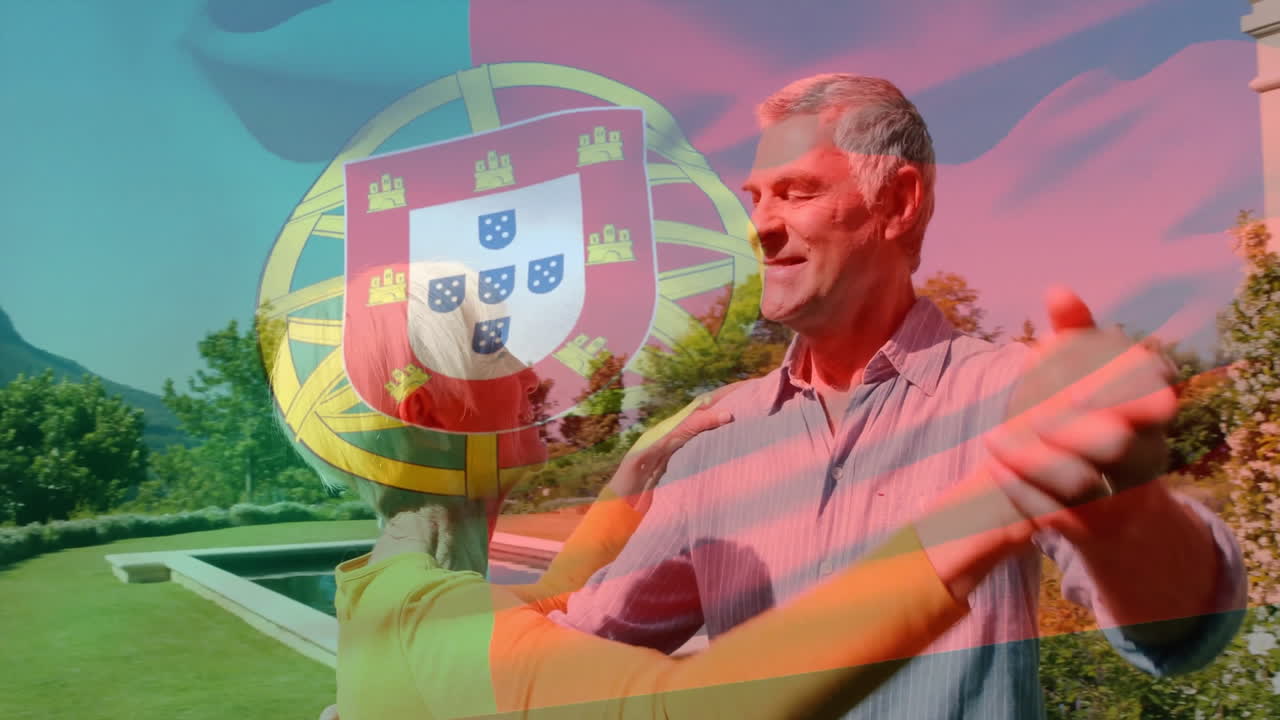 animación de la bandera de portugal sobre la pareja caucásica de mayores bailando