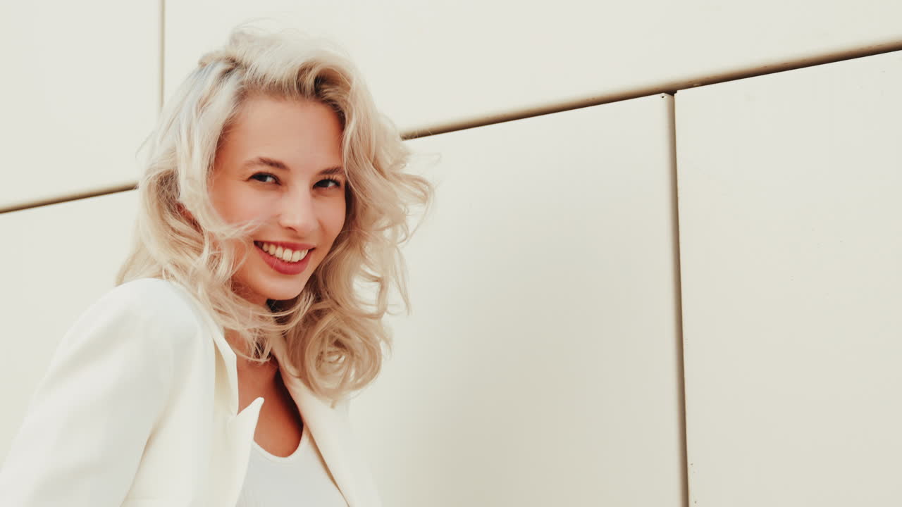 야외에서 웃는 금발 여자