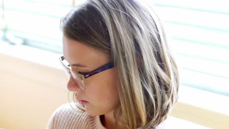 Close-up-of-woman-in-spectacles