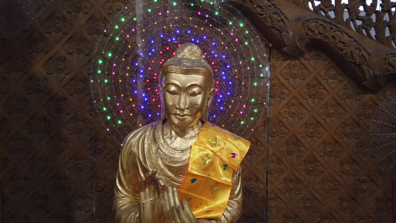 santuario budista en la pagoda chauk htat kyi en yangon myanmar
