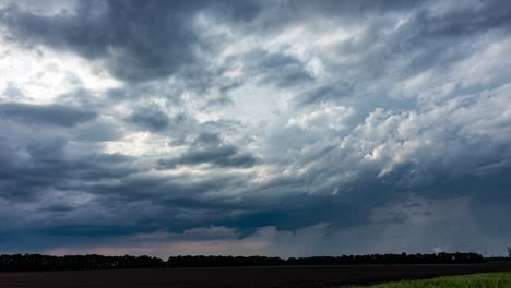 el lapso de tiempo de la lluvia dramática nubes rodando. rayos de luz brillando a través de las nubes.