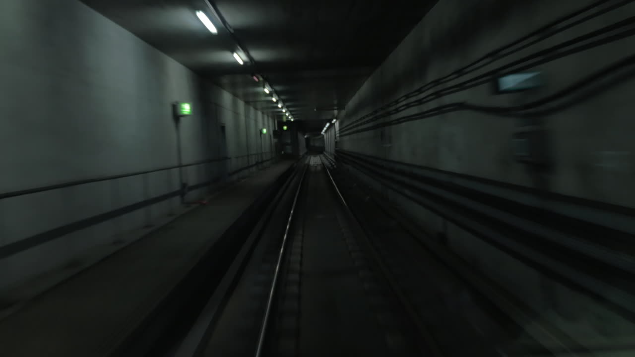 Treno della metropolitana in arrivo alla stazione