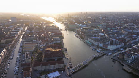 Toma-Aérea-Hacia-El-Puerto-De-Copenhague-Al-Atardecer.