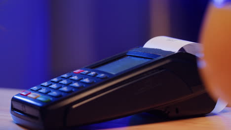 transacción de pago móvil en un restaurante
