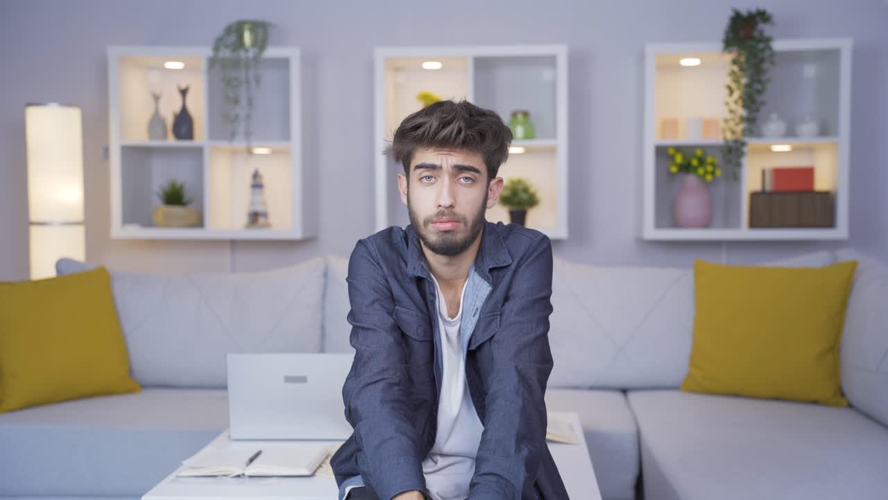 reação de medo de um homem a olhar para a câmara. homem covarde.