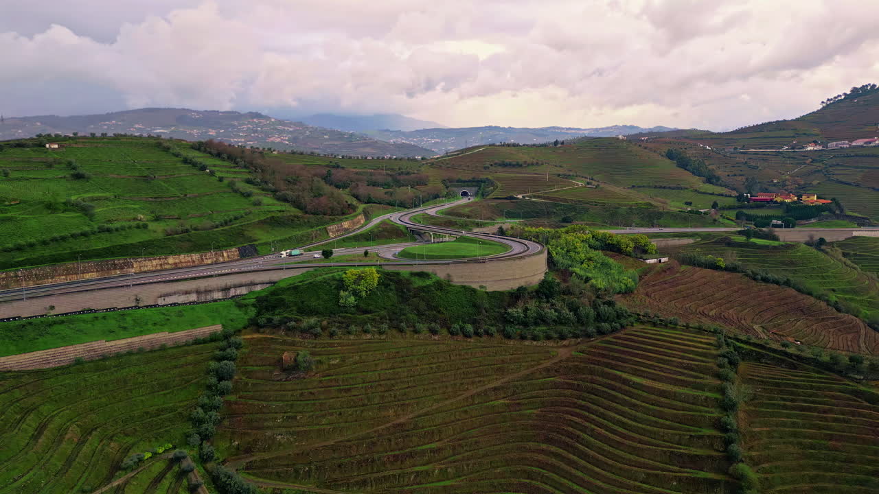 Terrazzamenti agricoli e vista aerea di pendii verdi. Strada che si estende su colline erbose