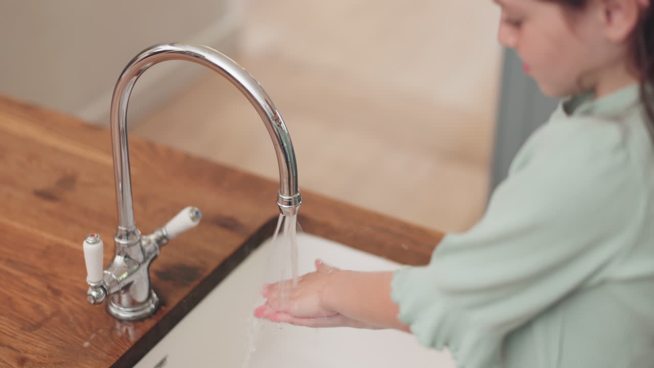 Pulizia, mani di bambina con sapone