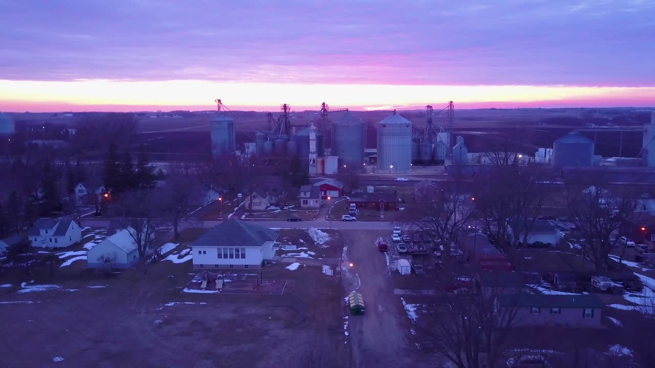 аэрофотосъемка на закате вблизи небольшого города на среднем западе