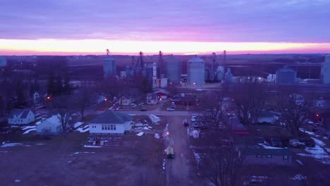 Antena-Al-Atardecer-Cerca-De-Una-Pequeña-Ciudad-Del-Medio-Oeste