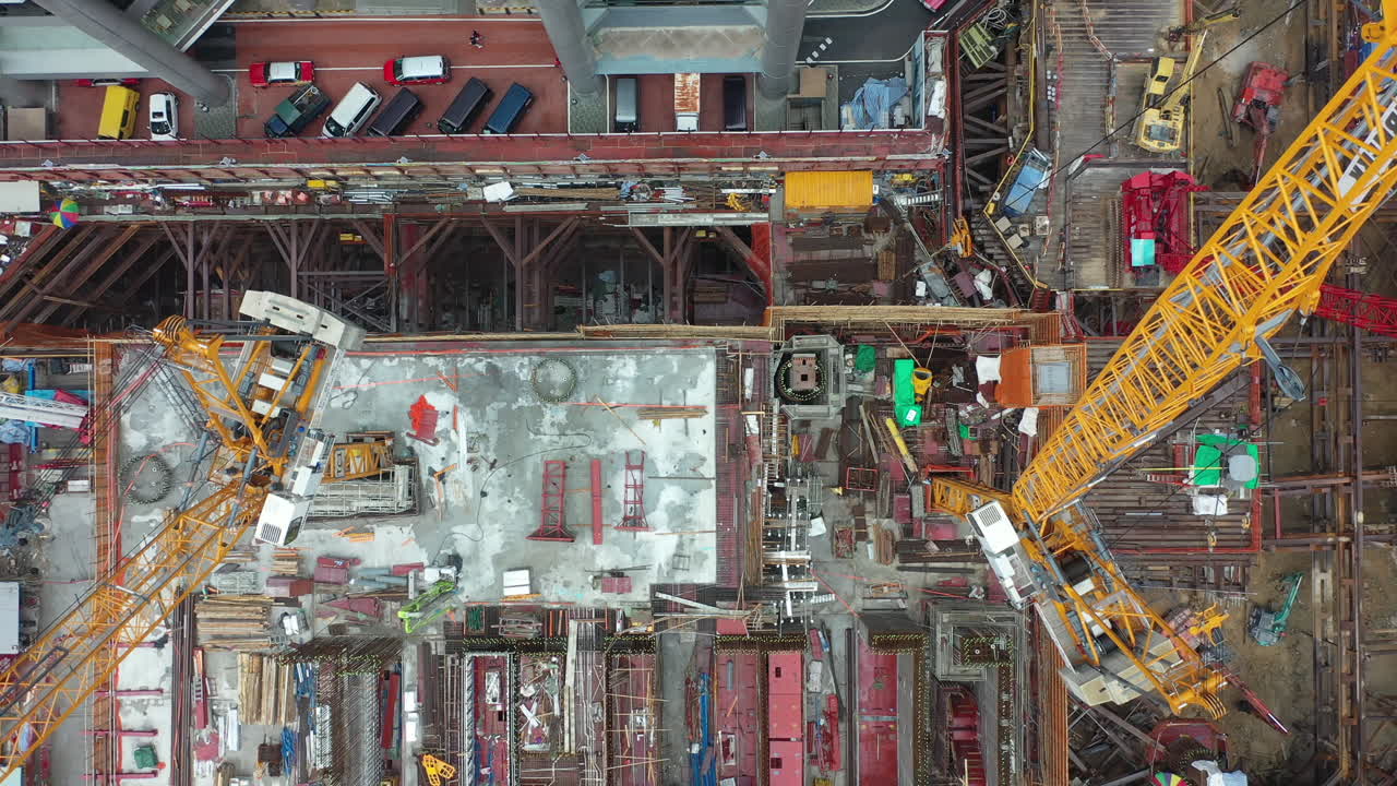 vista superior de un sitio de construcción con equipos y materiales durante el día