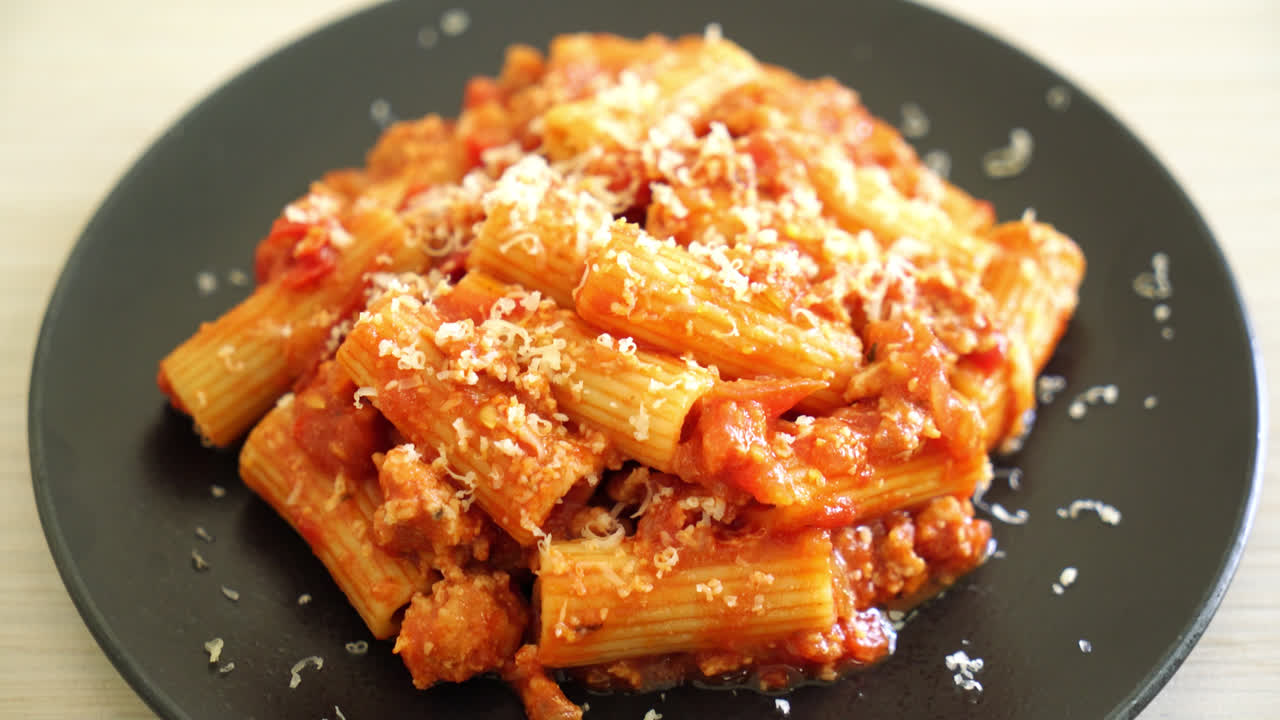 치즈를 곁들인 볼로네제 리가토니 파스타 - 전통 이탈리아 파스타