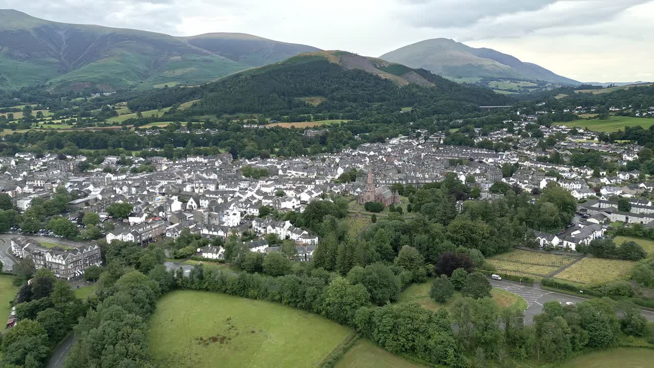 imágenes aéreas de drones de keswick, una ciudad comercial inglesa en el parque nacional del distrito de los lagos del noroeste de inglaterra-2