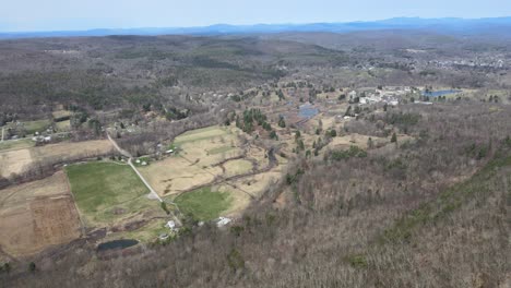 imágenes de video de drones aéreos de los apalaches rurales en un día soleado de primavera