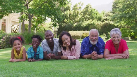 família afro-americana de várias gerações a passar tempo juntos no jardim.