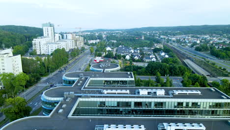 Volando-Sobre-Los-Tejados-Del-Edificio-Ppnt-Cerca-De-La-Estación-De-Tren-Redlowo-En-Gdynia,-Polonia