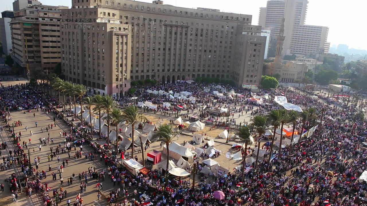 multitudes se reúnen en el cairo egipto