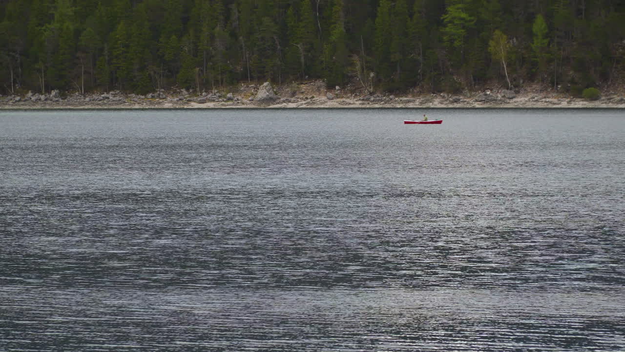 독일 황무지의 목가적인 아이브제 호수 삼림 지대 해안선을 가로지르는 카누 노