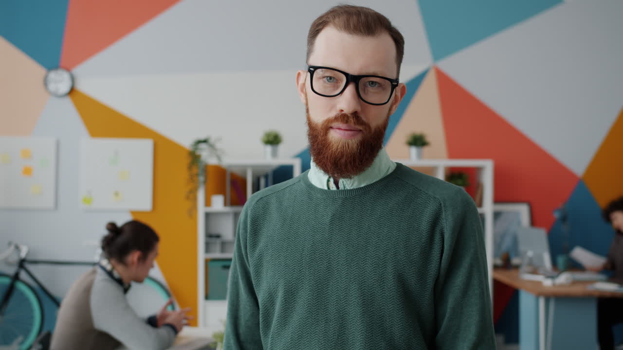 hombre en el entorno de la oficina