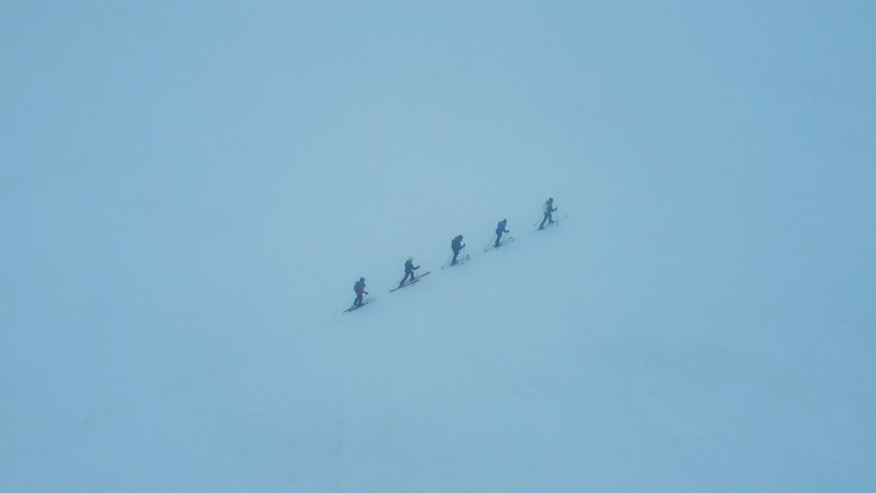 빙하 위의 스키어들은 스위스의 실브레타 산을 오른다
