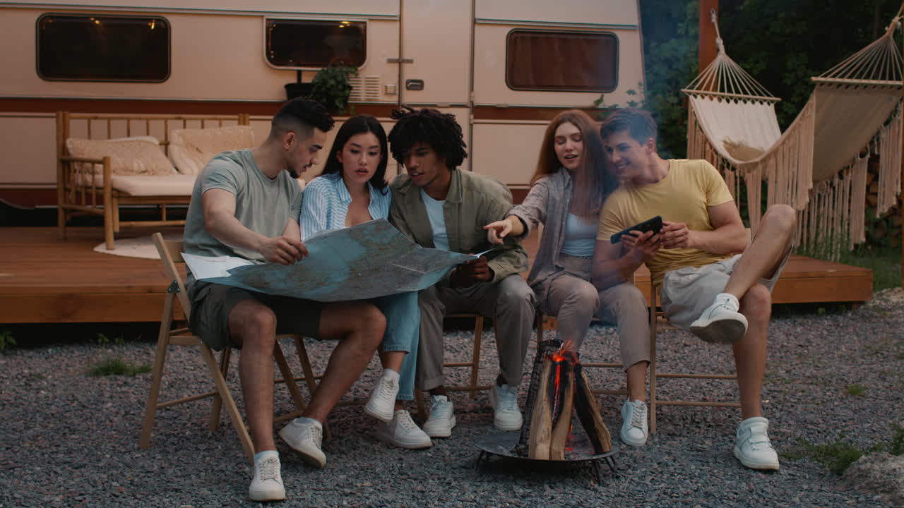 친구 들 이 캠핑 여행 을 계획 하고 있는 것