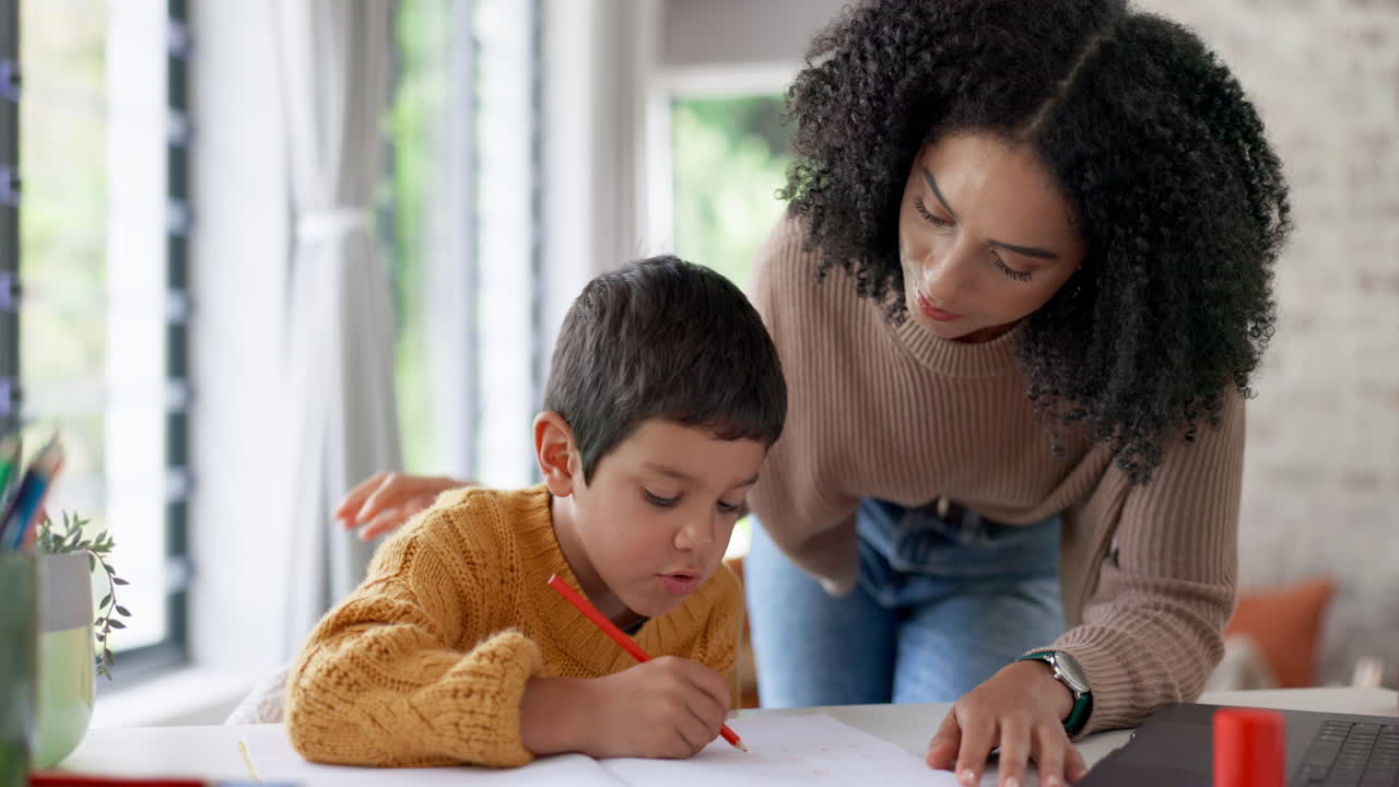 tarea, aprendizaje y ayuda con la madre
