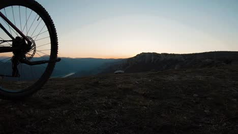 Niña-Empujando-Su-Bicicleta-En-La-Cima-De-Una-Montaña