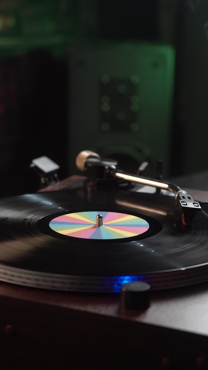 Vista verticale di un disco in vinile che gira su un giradischi in una stanza piena di fumo di sigaretta.