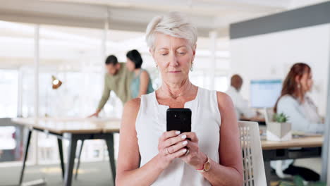 Elderly-business-woman,-phone