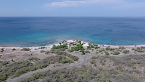 Hotel-Frente-A-La-Playa-Puntarena-Frente-Al-Tranquilo-Mar-Azul-En-Bani,-República-Dominicana