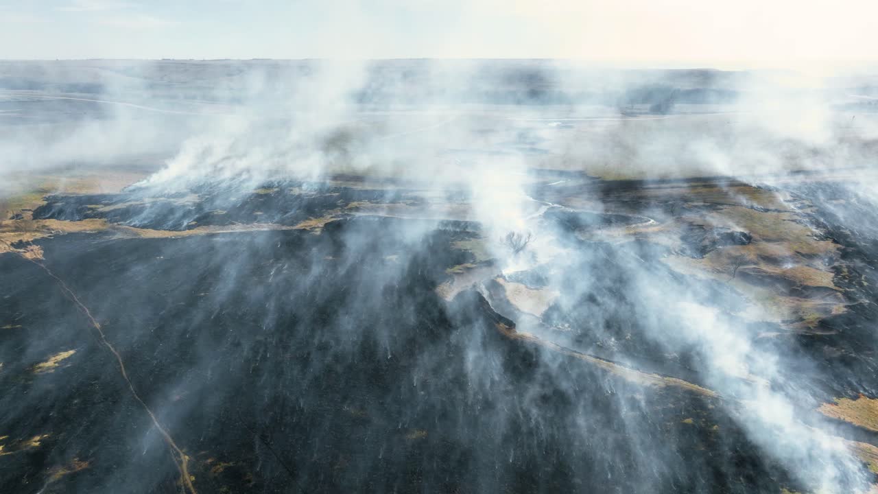 el humo persiste sobre la pradera recién quemada después de una quema controlada en las colinas de flint de kansas, disparo de avión no tripulado