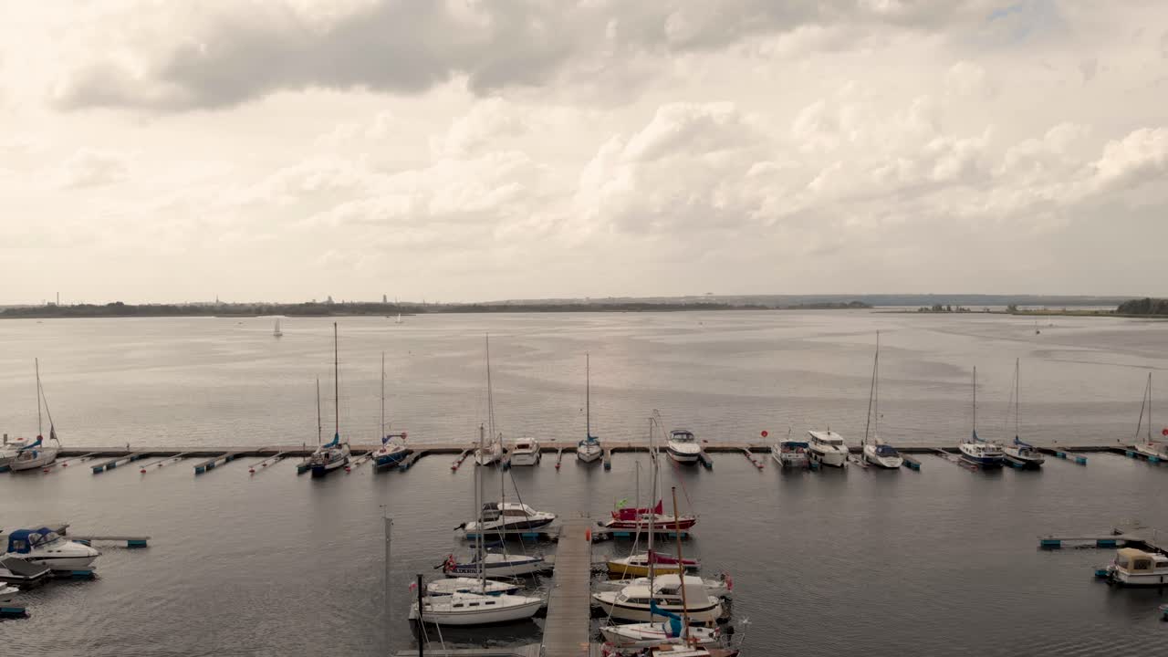 vista aérea de los barcos amarrados en el muelle de szczecin, polonia