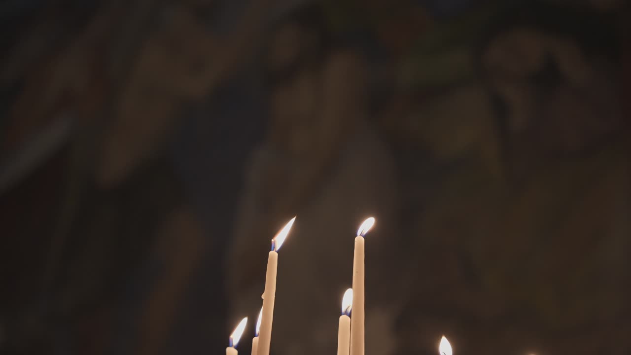 velas brillando y oscilando en la iglesia