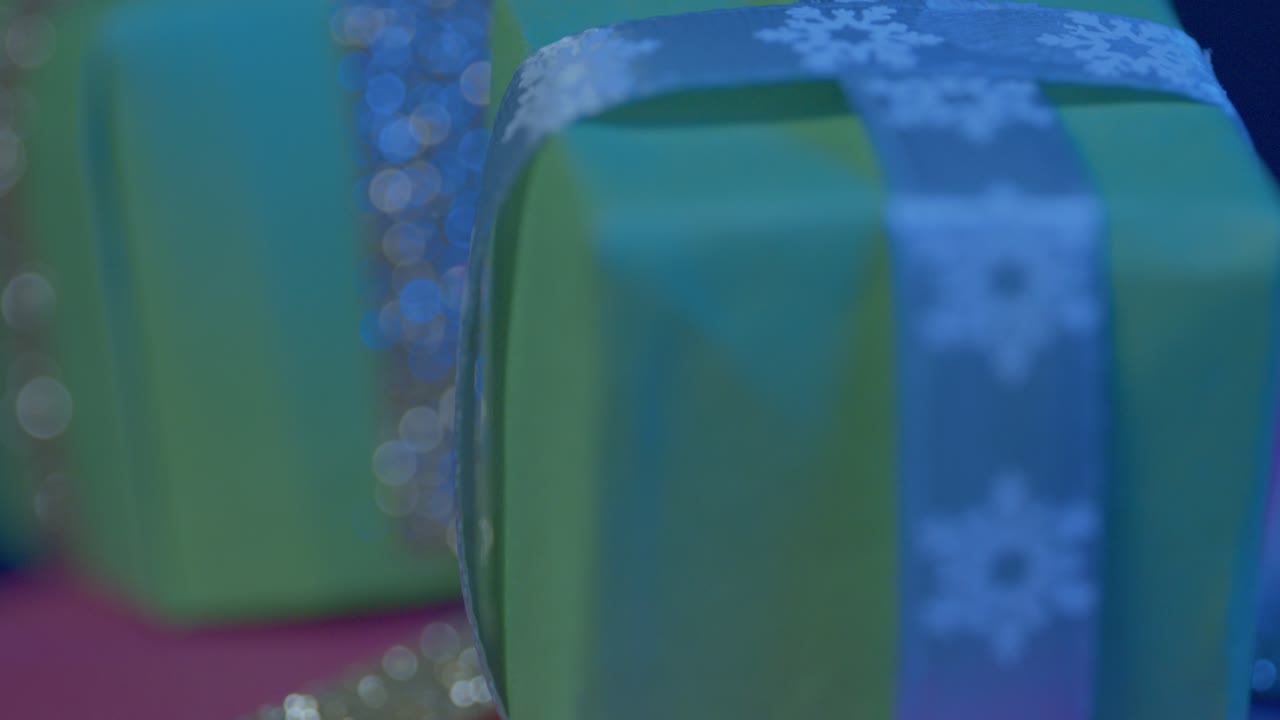 Vista dettagliata di vivaci regali di Natale decorati con carte colorate e nastri scintillanti, per catturare lo spirito delle feste. Perfetta per progetti a tema e celebrazioni.