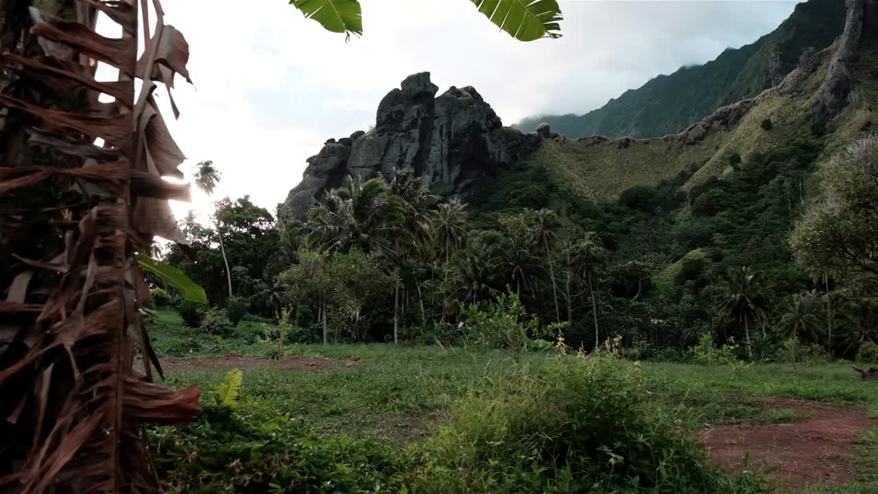el impresionante paisaje de la isla de fatu hiva en las marquesas