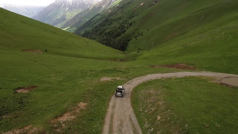 Paseos-En-Vehículos-Turísticos-Todoterreno-En-Las-Tierras-Altas.-Viajes-De-Expedición-Y-Vacaciones,-Aventuras-En-Zonas-Remotas.