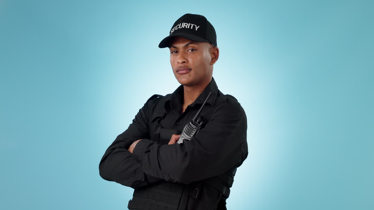 guardia de seguridad, brazos cruzados