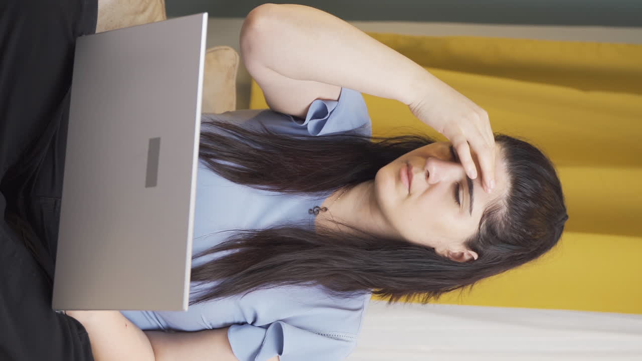 두통을  ⁇ 고 있는 여성의 수직 비디오.