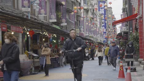 crowded street market in taiwan during a lantern festival