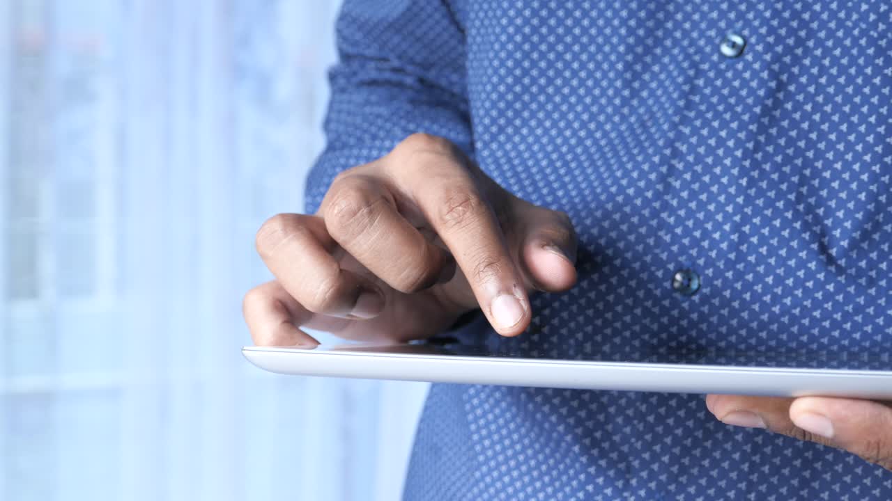 태블릿을 사용하는 사람