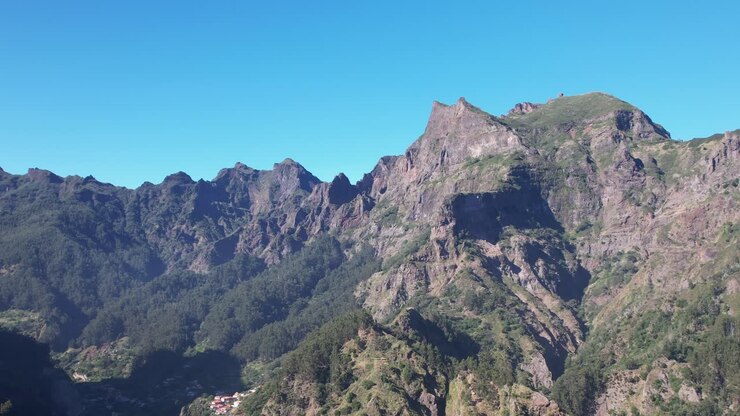 Splendida vista aerea del drammatico paesaggio montano di Madeira da un drone