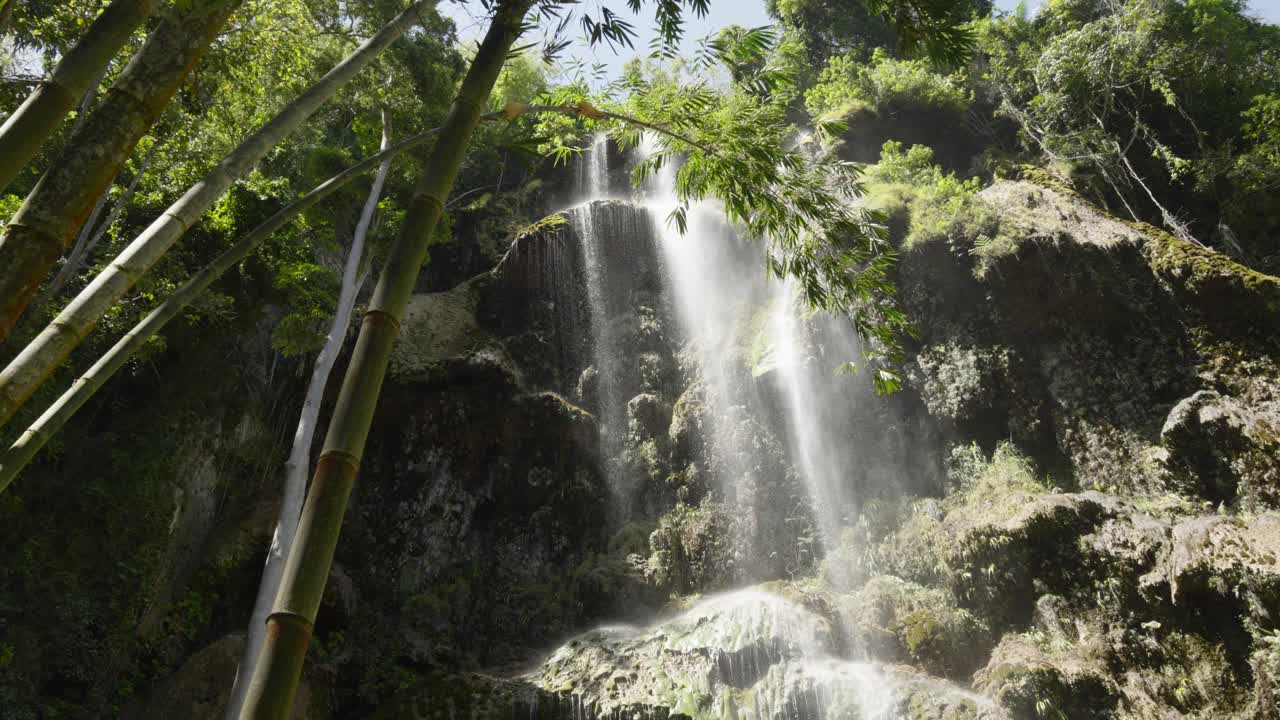 cerca de la cascada de tumalog con agua cayendo por el alto acantilado en las filipinas