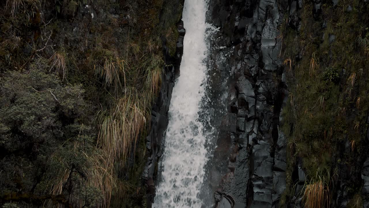 cámara lenta de la cascada que cae sobre un acantilado rocoso en la reserva ecológica de cayambe coca en napo, ecuador