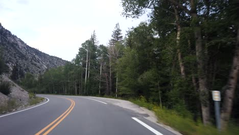 Imágenes-Pov-De-Conducción-En-Las-Montañas-Rocosas-De-Colorado