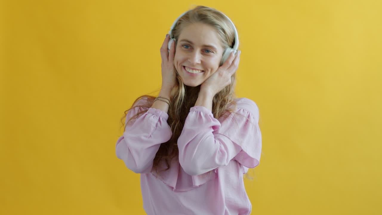 Donna che ascolta musica con le cuffie