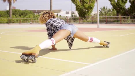 mujer joven divertida haciendo las divisiones en patines