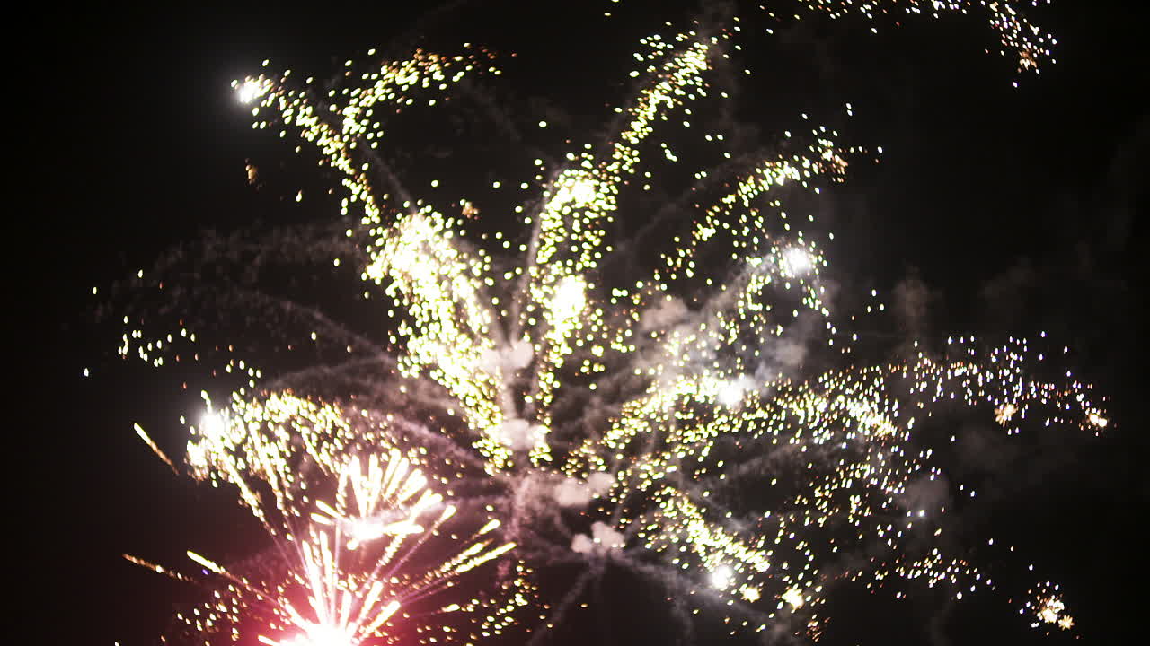 fuegos artificiales al comienzo del nuevo año en la noche negra 4