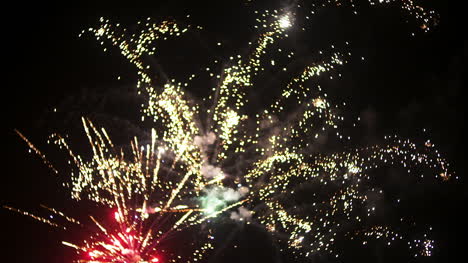 fuegos artificiales al comienzo del nuevo año en la noche negra 4
